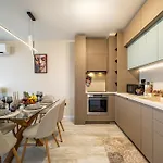 Luxury 2bedroom In Complex Family Garden With Free Parking *
