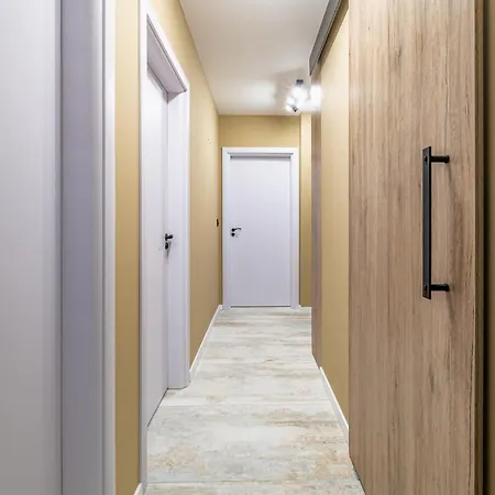 Luxury 2bedroom In Complex Family Garden With Free Parking Apartment